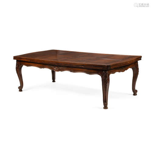 A FRENCH PROVINCIAL STYLE DRAW LEAF DINING TABLE