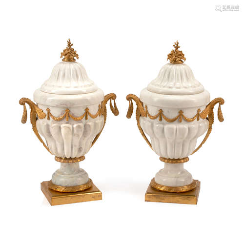 A PAIR OF NEOCLASSICAL STYLE GILT BRONZE MOUNTED MARBLE URNS