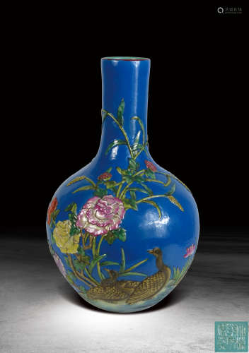 清 雕瓷藍地花鳥天球瓶