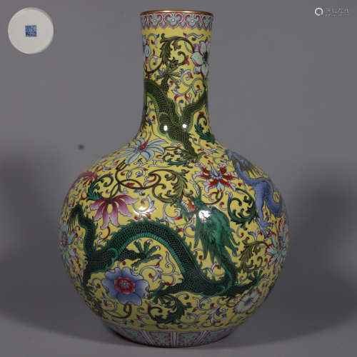 A Yellow Famille Rose Golbular Shape Vase with Dragon Design