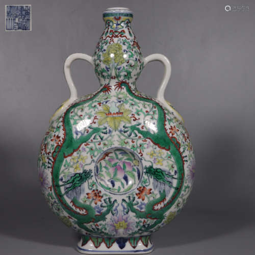 Clashingcolor Bottle with Chi Dragon and Lotus Pattern