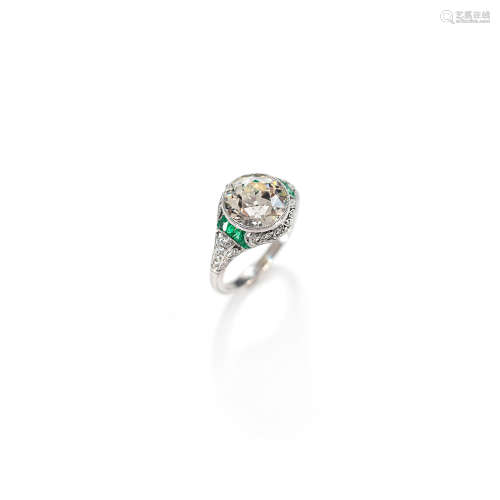 AN ATTRACTIVE EMERALD AND DIAMOND RING