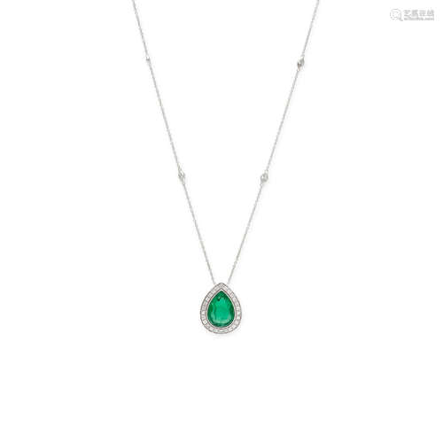 AN EMERALD AND DIAMOND PENDANT NECKLACE