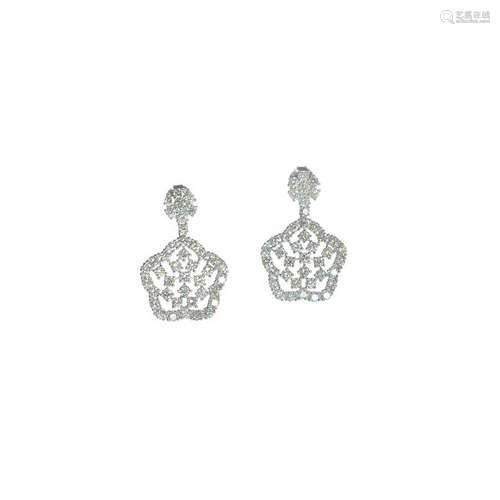 A PAIR OF DIAMOND EARRINGS