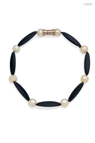 A CULTURED PEARL AND ONYX NECKLACE