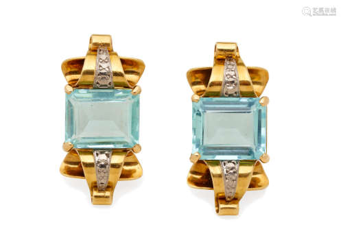 A PAIR OF AQUAMARINE AND GOLD EARRINGS, CIRCA 1940