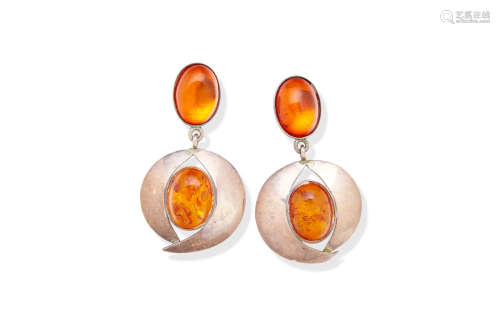 A COLLECTION OF AMBER JEWELLERY