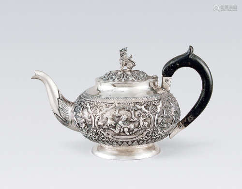 银雕人物纹木柄茶壶