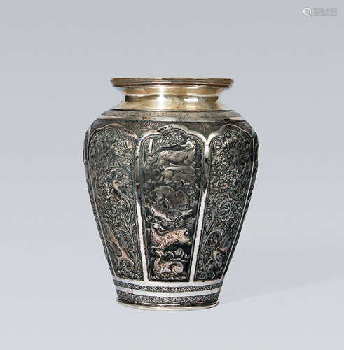 银雕花卉动物纹花瓶
