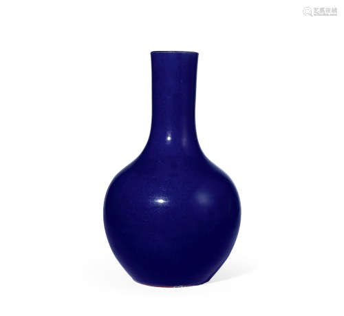 清乾隆 茄皮紫釉小天球瓶