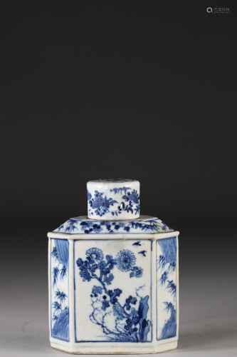 China tea pot blanc bleu with floral decoration 18th