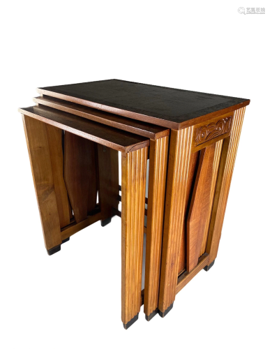 Art-deco style nesting table in veneer.