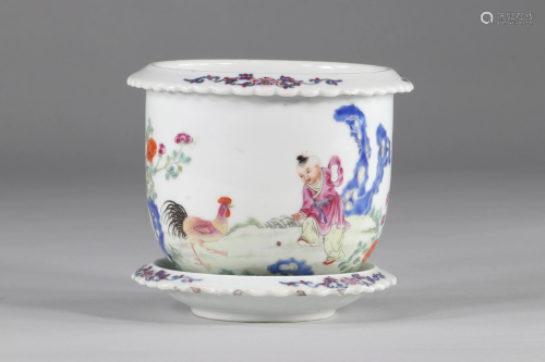 Famille rose porcelain flowerpot, decorated with a