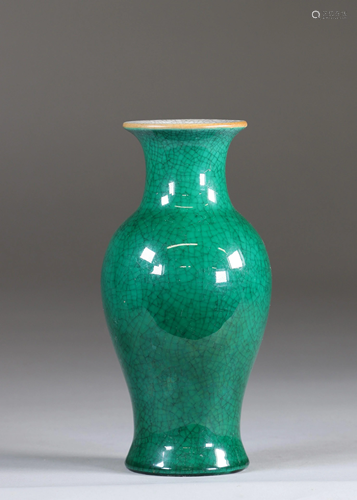 China monochrome green vase Qing period