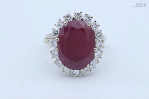 Contemporary ring in 18K white gold, set with a ruby