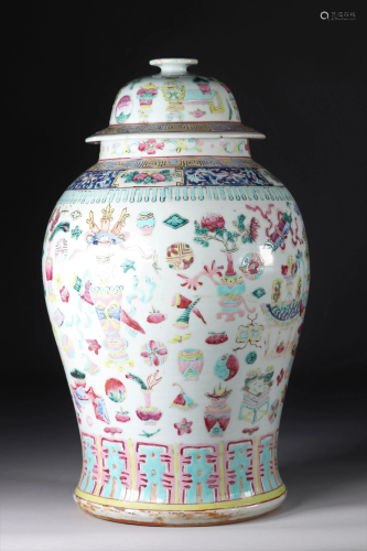 China covered vase in famille rose porcelain decorated