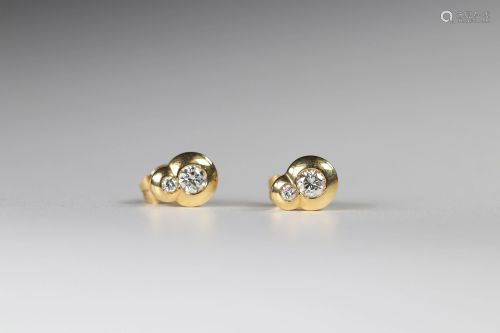 Pair of earrings in gold (18k) brilliant cut diamonds