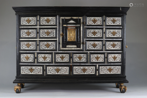 17th Italian cabinet in ebony and inlays on the