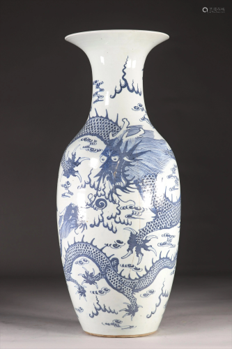 China large porcelain vase decorated with a dragon 19th