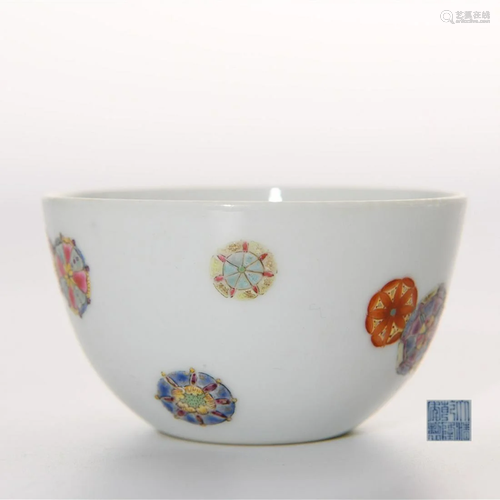 Famille Rose Floral Balls Cup Qianlong Mark