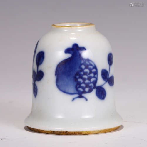 A CHINESE BLUE AND WHITE PORCELAIN BOTTLE