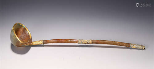 A CHINESE AGATE INLAID GOLD SPOON