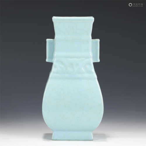 A CHINESE CELADON GLAZE PORCELAIN VASE