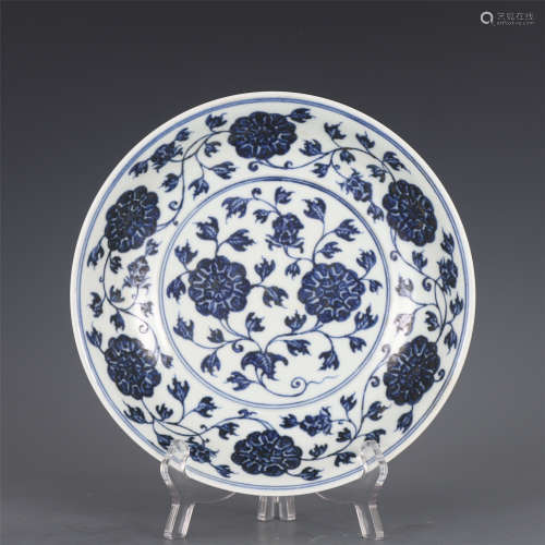 A CHINESE BLUE AND WHITE PORCELAIN DISH