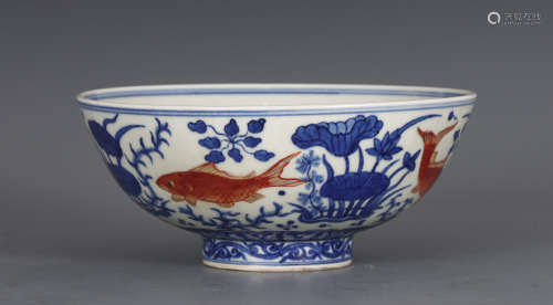 A CHINESE BLUE AND WHITE COPPER RED GLAZED PORCELAIN BOWL