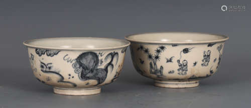 A PAIR OF CHINESE BLUE AND WHITE PORCELAIN BOWLS