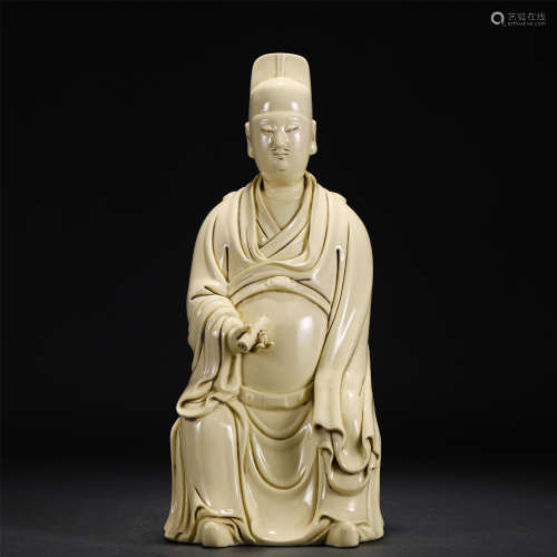A CHINESE PORCELAIN FIGURE STATUE