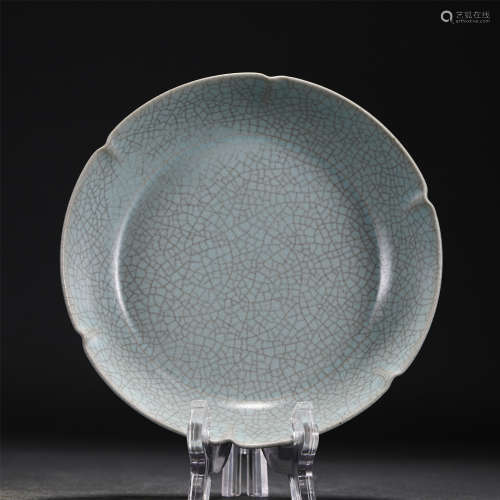 A CHINESE RU TYPE GLAZED PORCELAIN PLATE