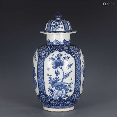 A CHINESE BLUE AND WHITE PORCELAIN LIDDED JAR