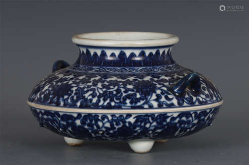A CHINESE BLUE AND WHITE PORCELAIN CENSER