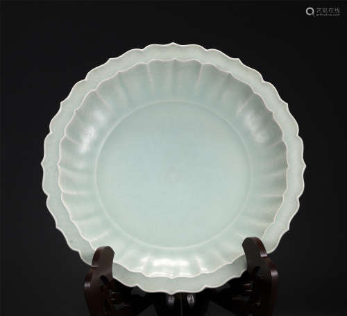 A CHINESE PORCELAIN PLATE