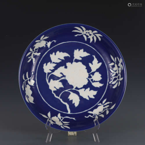 A CHINESE BLUE GLAZED WHITE FLOWER PATTERN PORCELAIN DISH