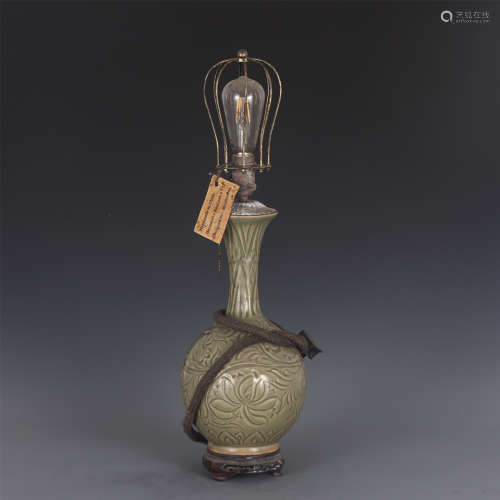A CHINESE PORCELAIN DESK LAMP