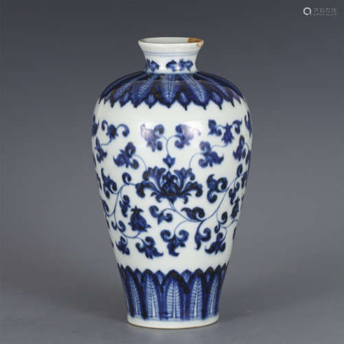 A CHINESE BLUE AND WHITE PORCELAIN VASE