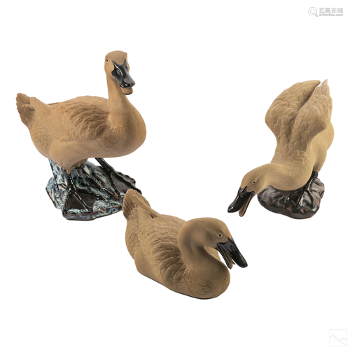 Chinese Porcelain Duck Figurine Sculptures Group