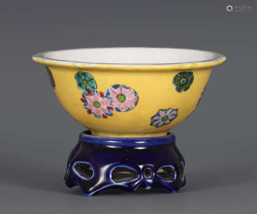 A CHINESE YELLOW GLAZED FAMILLE ROSE PORCELAIN CUP