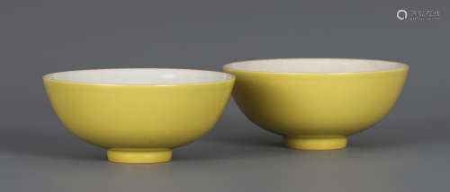 A PAIR OF CHINESE SINGLE COLOR GLAZED PORCELAIN CUPS