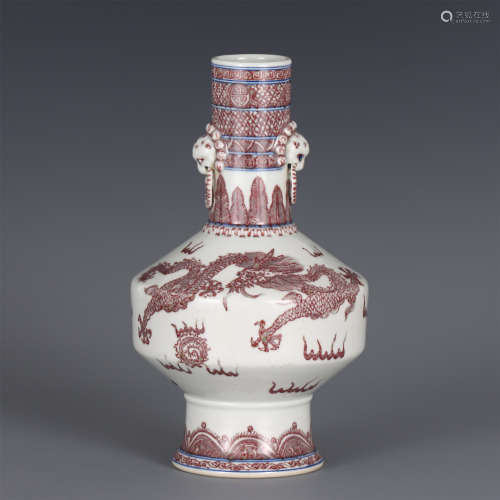 A CHINESE BLUE AND WHITE RED UNDERGLAZED PORCELAIN VASE