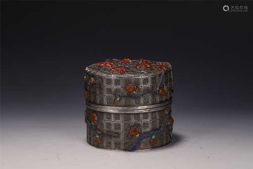 A CHINESE SILVER BOX WITH GEMSTONES INLAIDED
