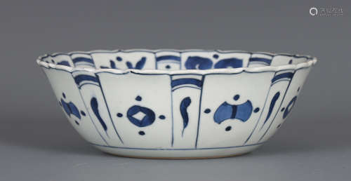 A CHINESE BLUE AND WHITE PORCELAIN BRUSH WASHER