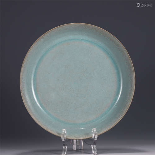 A CHINESE RU TYPE GLAZED PORCELAIN PLATE