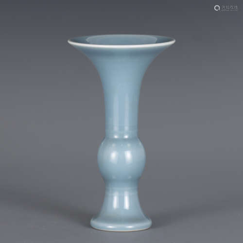 A CHINESE SINGLE COLOR GLAZED PORCELAIN VASE