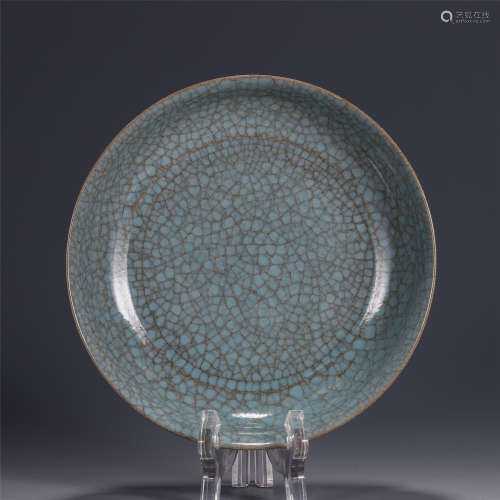 A CHINESE GE TYPE GLAZED PORCELAIN PLATE