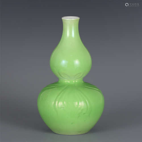 A CHINESE SINGLE COLOR GLAZED PORCELAIN DOUBLE-GOURD VASE
