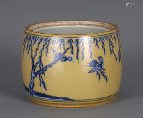 A CHINESE YELLOW GLAZE BLUE AND WHITE PORCELAIN JAR