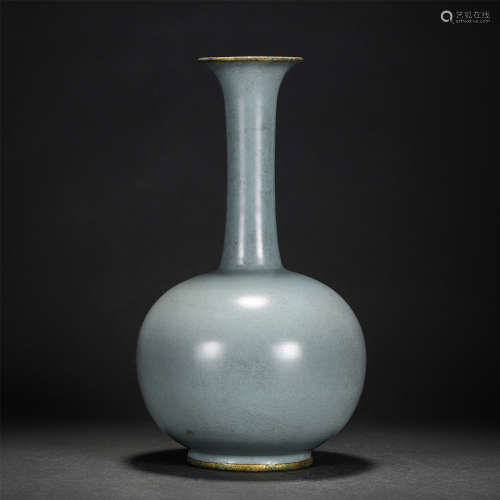 A CHINESE RU TYPE GLAZED PORCELAIN VASE